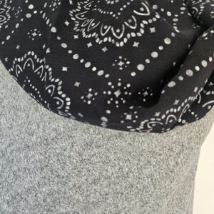 Cape en maille grise chinée et viscose fond noir