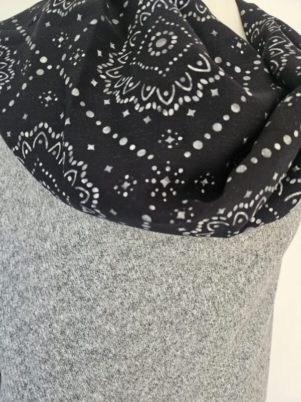 Cape en maille grise chinée et viscose fond noir – Image 2