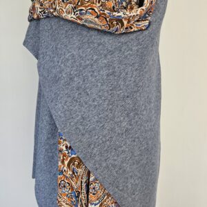 Cape en maille bleue chinée et jacquard de coton orangé