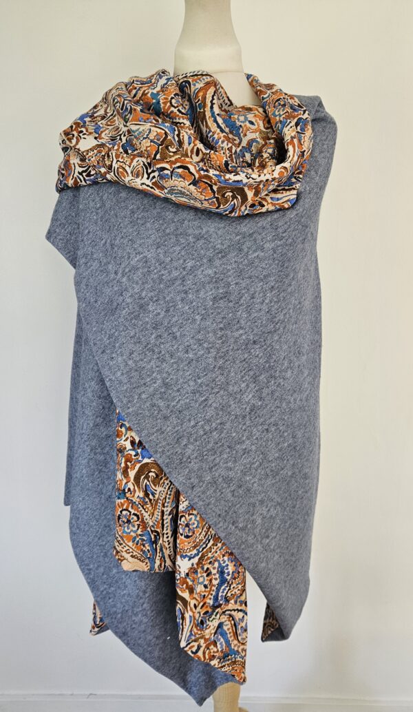 Cape en maille bleue chinée et jacquard de coton orangé