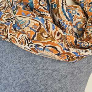 Cape en maille bleue chinée et jacquard de coton orangé
