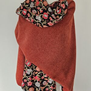Cape en maille terracotta touche lurex et viscose fleuri fond noir