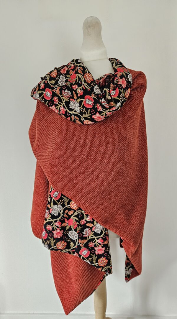 Cape en maille terracotta touche lurex et viscose fleuri fond noir