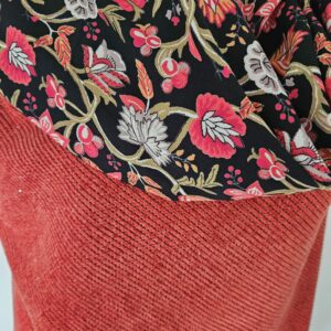 Cape en maille terracotta touche lurex et viscose fleuri fond noir