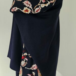 Cape en maille bleue marine et viscose marine avec touche de rouge, écru