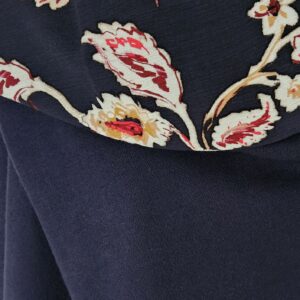 Cape en maille bleue marine et viscose marine avec touche de rouge, écru