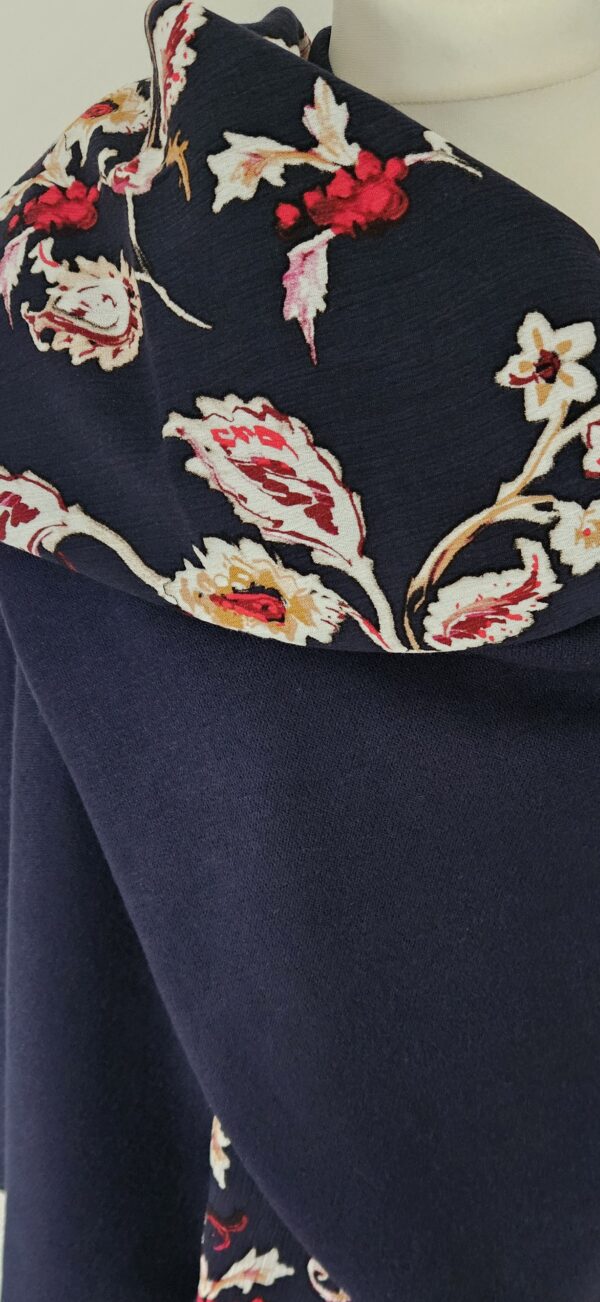 Cape en maille bleue marine et viscose marine avec touche de rouge, écru – Image 2