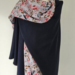 Cape en maille bleue marine et viscose bleue claire et touche de rose