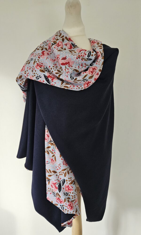 Cape en maille bleue marine et viscose bleue claire et touche de rose