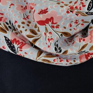 Cape en maille bleue marine et viscose bleue claire et touche de rose