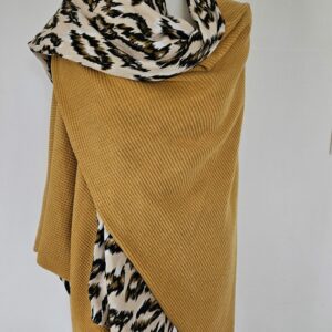 Cape en maille jaune et viscose fond écru