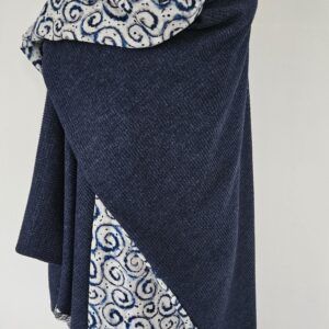 Cape en maille bleue marine et viscose fond blanc cassé