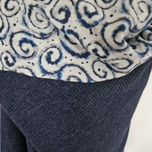 Cape en maille bleue marine et viscose fond blanc cassé