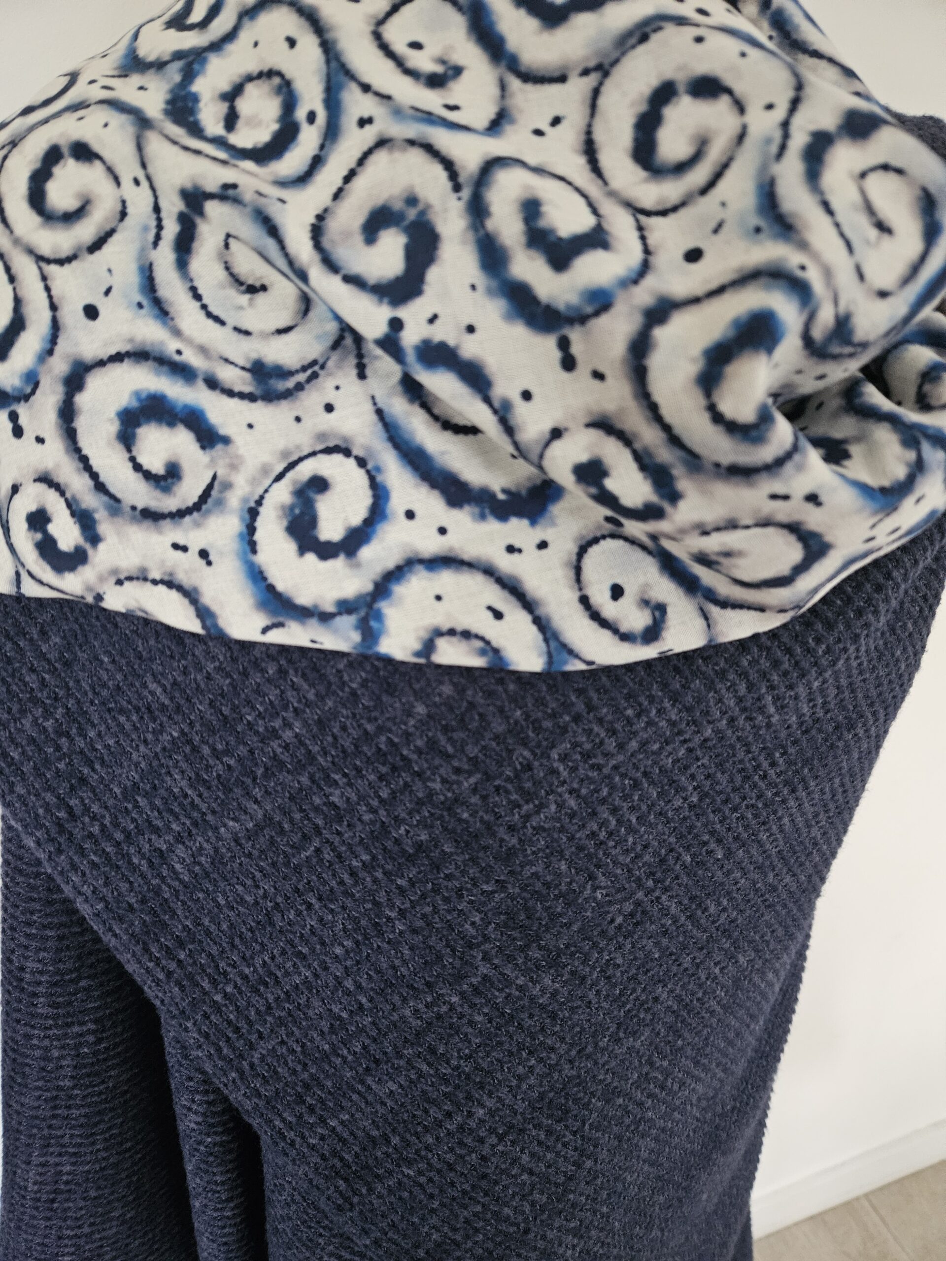 Cape en maille bleue marine et viscose fond blanc cassé – Image 2