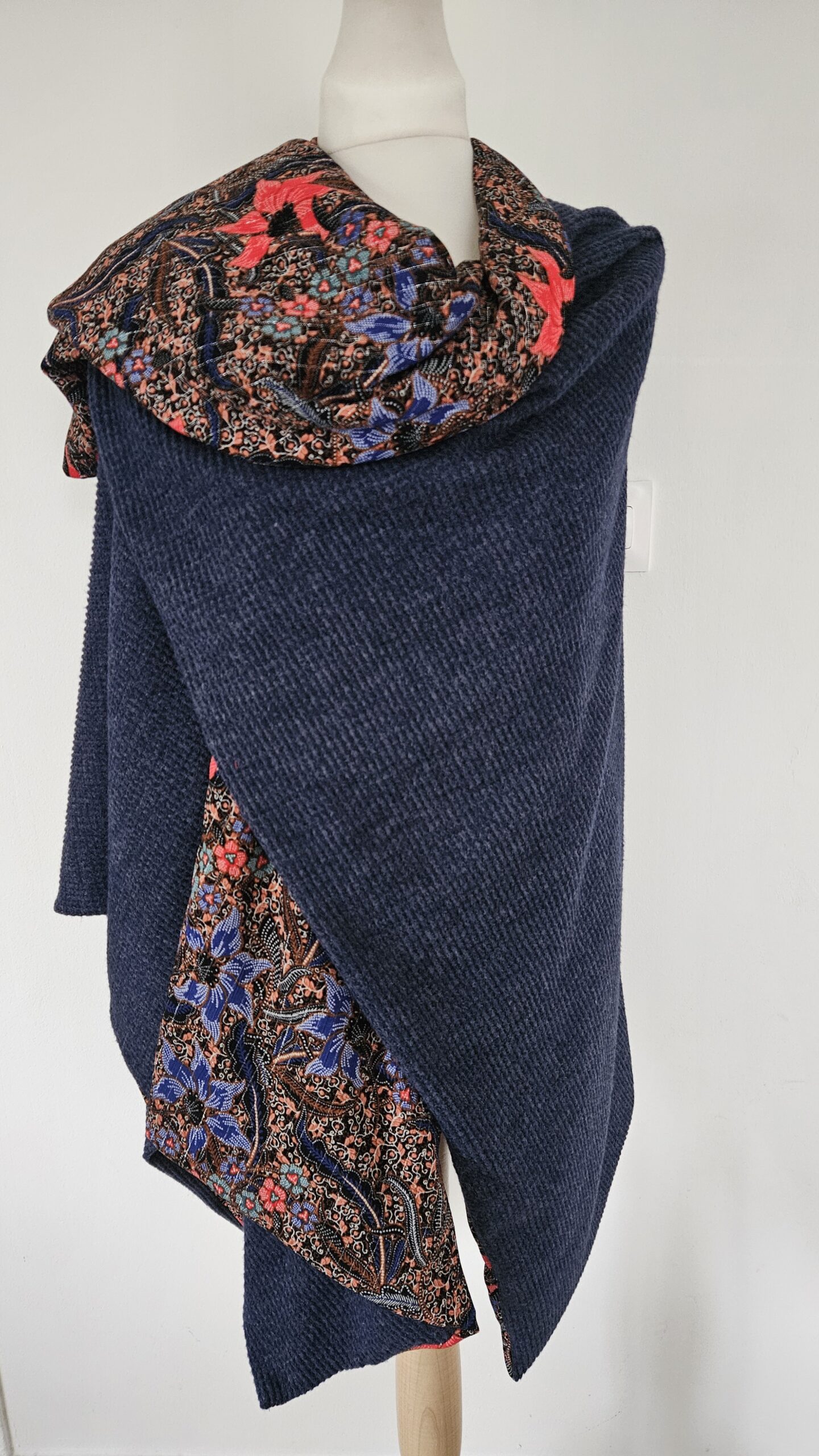 Cape en maille bleue marine et crêpe lurex