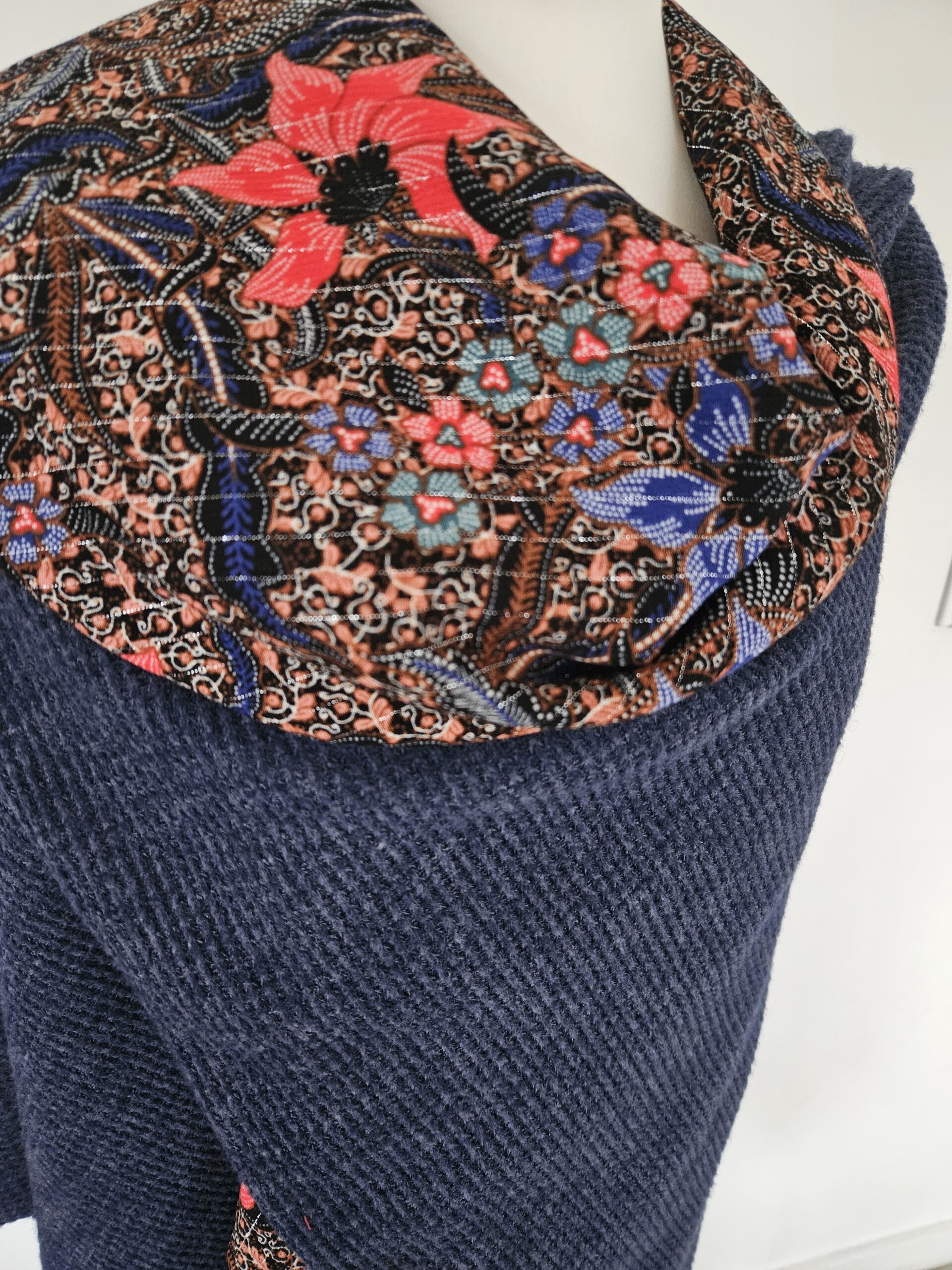 Cape en maille bleue marine et crêpe lurex – Image 2