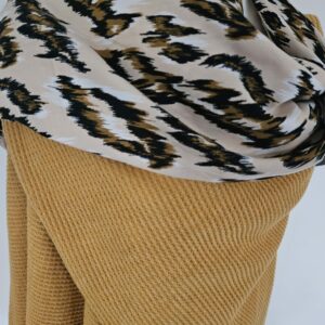 Cape en maille jaune et viscose fond écru