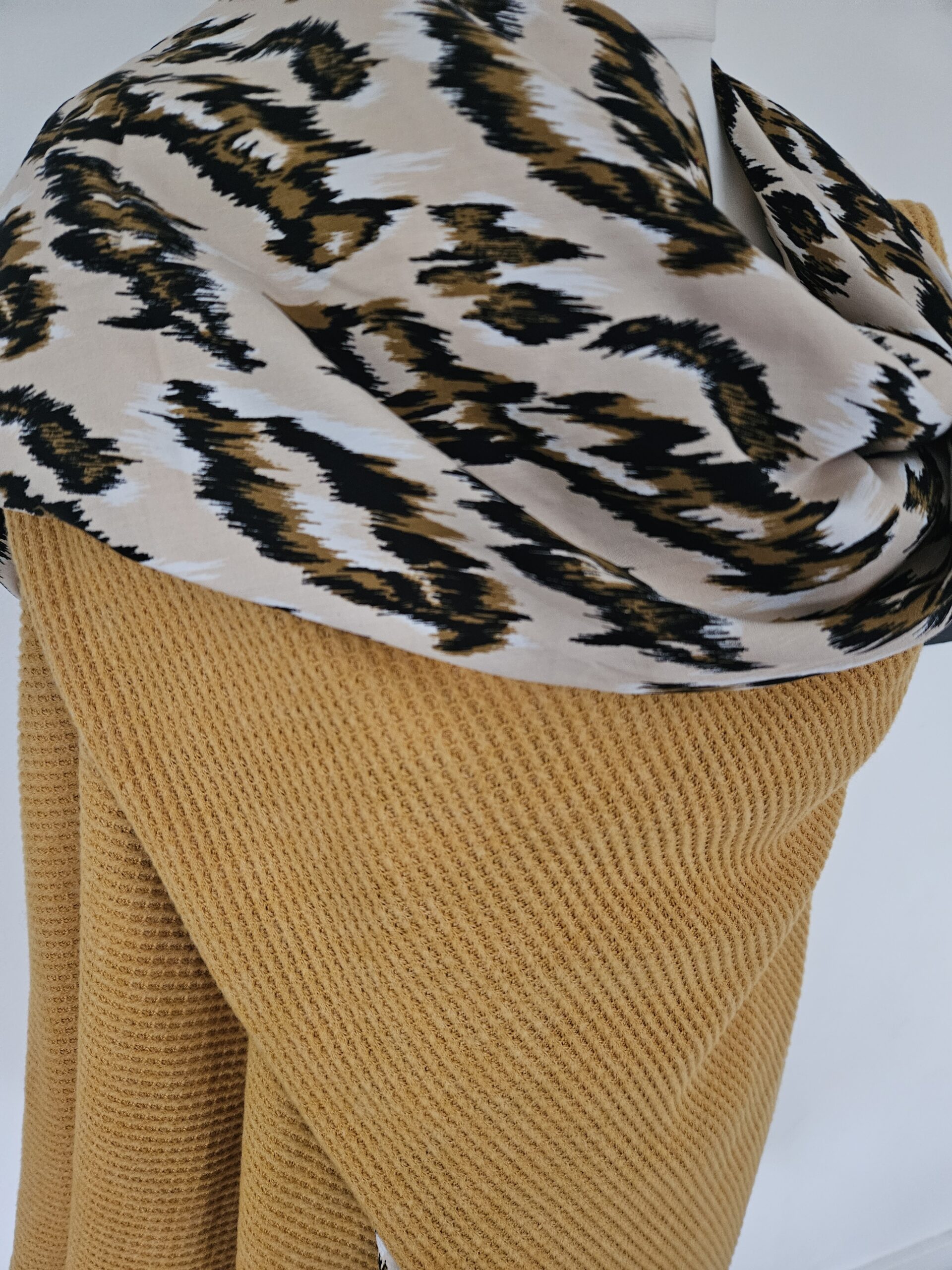 Cape en maille jaune et viscose fond écru – Image 2