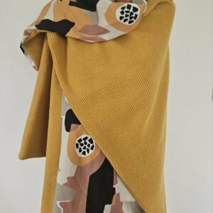 Cape en maille jaune et viscose imprimée