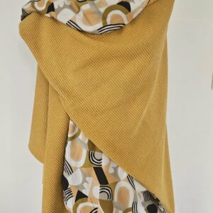 Cape en maille jaune et viscose imprimée