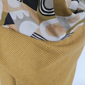 Cape en maille jaune et viscose imprimée