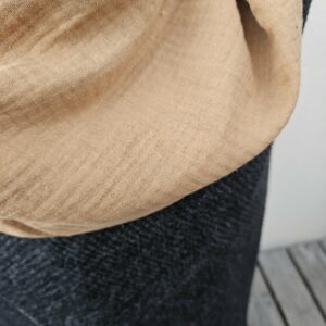 Cape en maille gris foncé et double gaze de coton caramel irisé avec légers reflets dorés