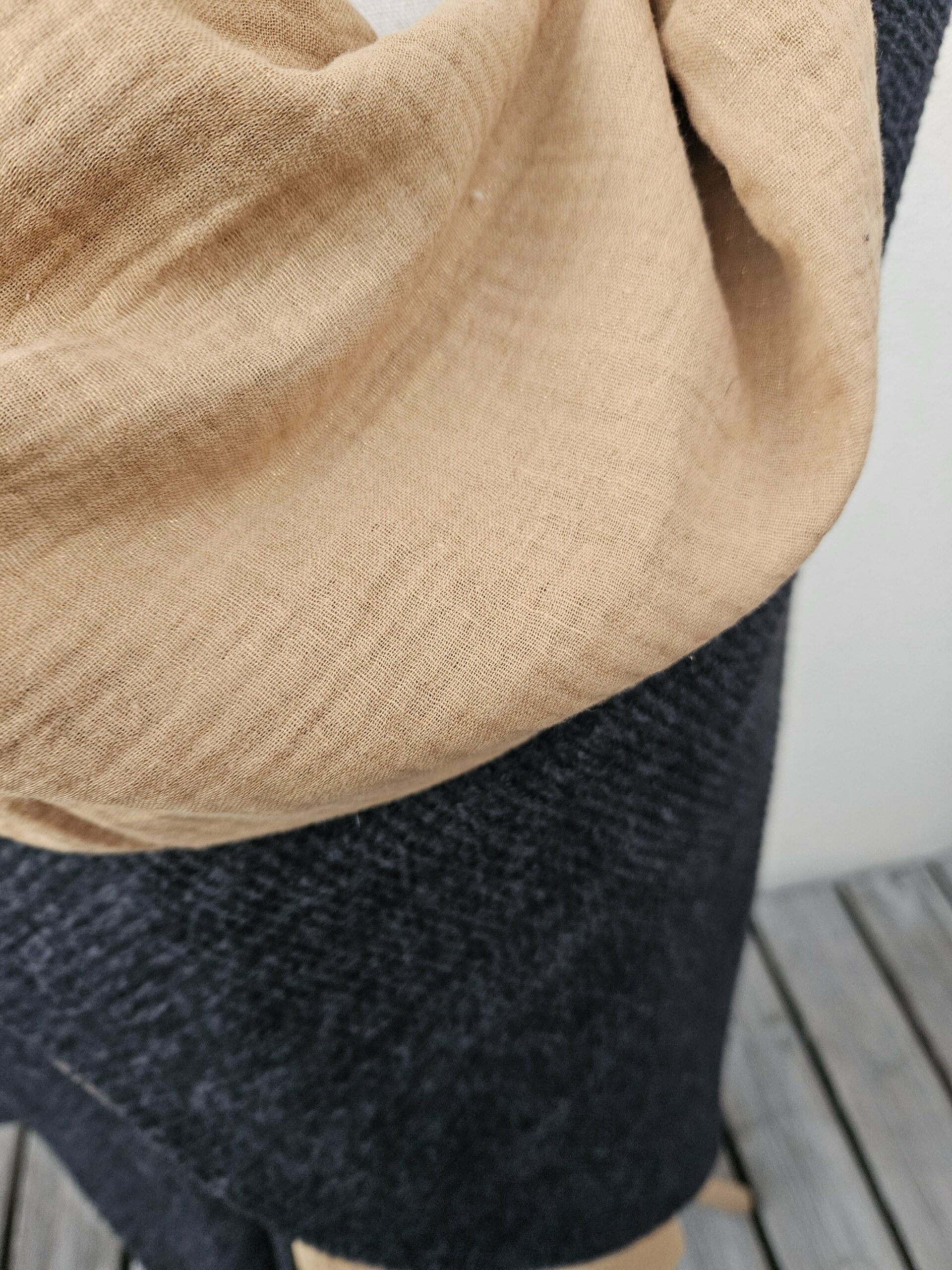 Cape en maille gris foncé et double gaze de coton caramel irisé avec légers reflets dorés – Image 2