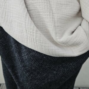 Cape en maille gris foncé et double gaze de coton beige