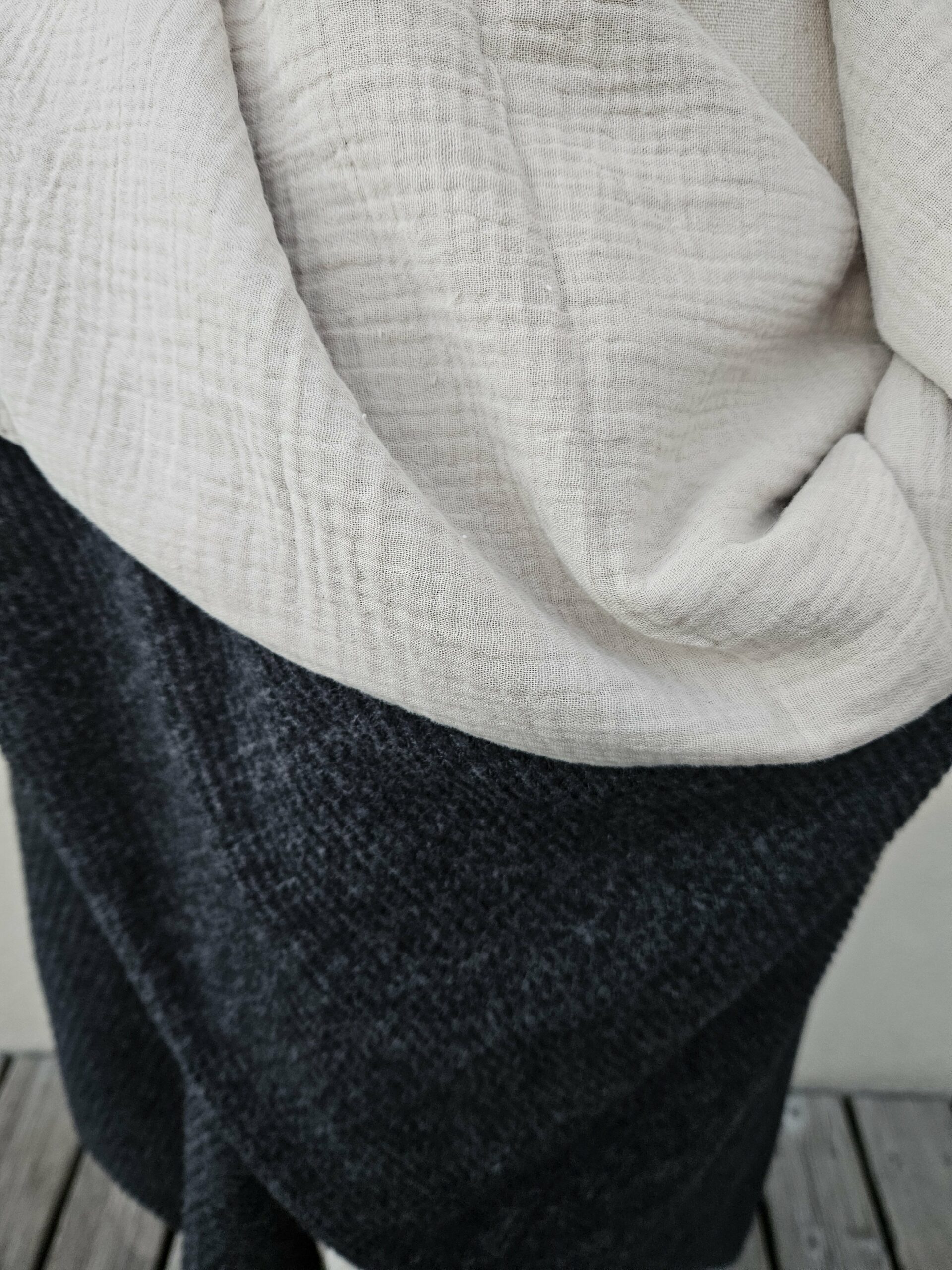 Cape en maille gris foncé et double gaze de coton beige – Image 2