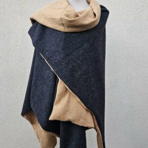 Cape en maille gris foncé et double gaze de coton caramel irisé avec légers reflets dorés