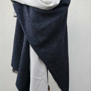 Cape en maille gris foncé et double gaze de coton beige