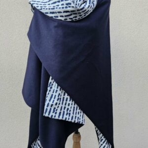 Cape en maille bleue marine et viscose fond blanc à motifs géométriques bleus