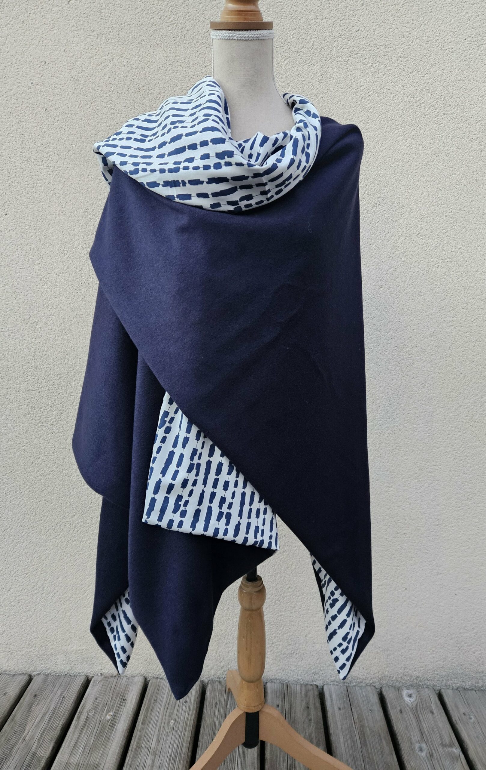 Cape en maille bleue marine et viscose fond blanc à motifs géométriques bleus