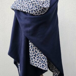 Cape en maille bleue marine et lin viscose imprimé léopard fond beige