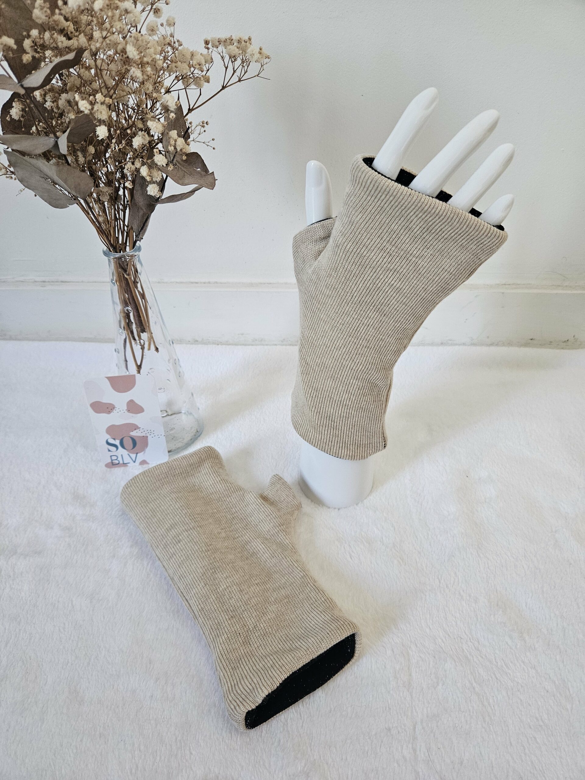 Mitaines réversibles en maille beige/noire – Image 2