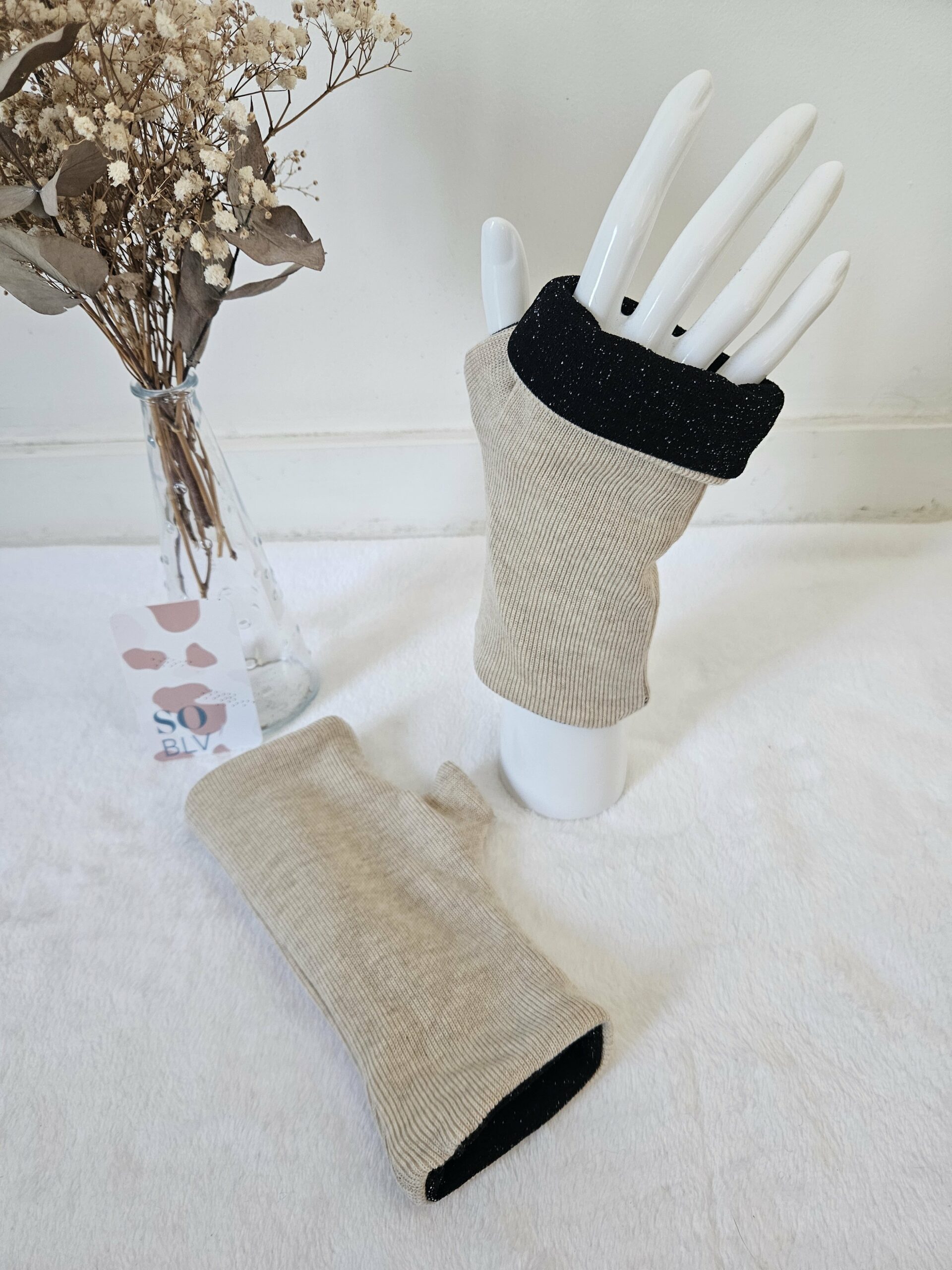 Mitaines réversibles en maille beige/noire – Image 3