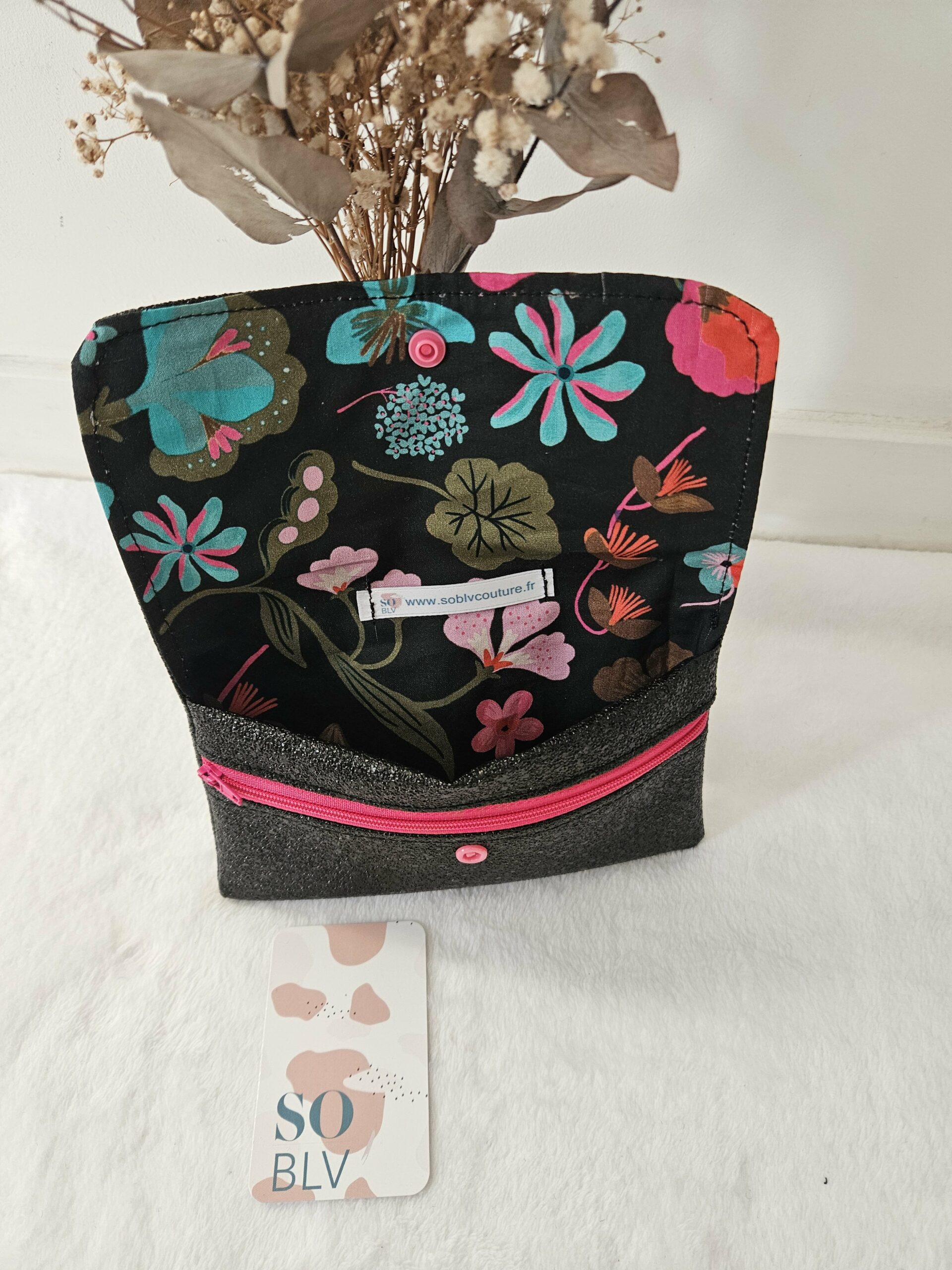Porte-monnaie simili-cuir noir texturé (grand format) / intérieur coton fleuri – Image 3