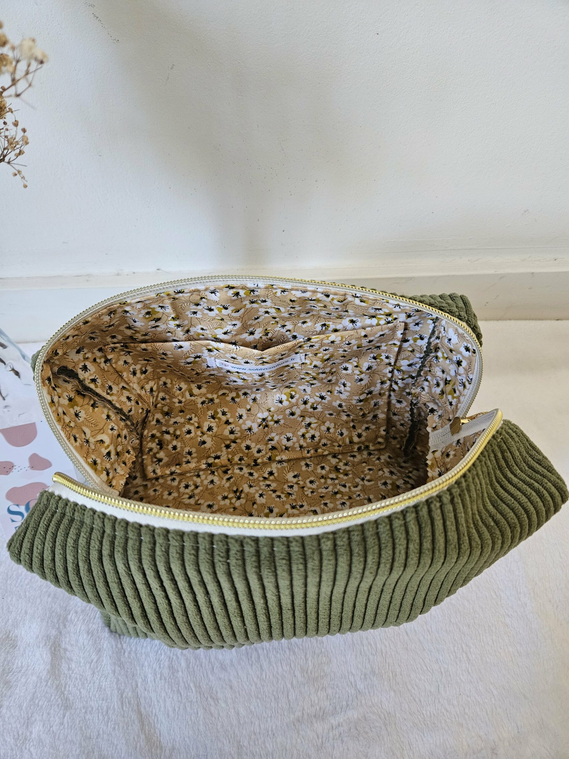 Trousse de toilette velours côtelé kaki intérieur coton enduit fleuri – Image 3