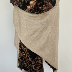 Cape en maille beige chinée et viscose imprimée cachemire