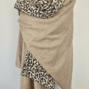 Cape en maille beige chinée et viscose imprimée léopard