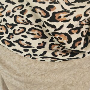 Cape en maille beige chinée et viscose imprimée léopard