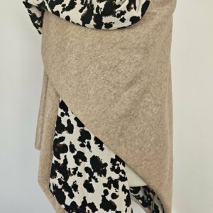 Cape en maille beige chinée et viscose imprimée léopard