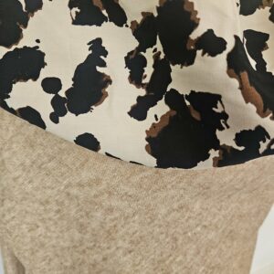Cape en maille beige chinée et viscose imprimée léopard