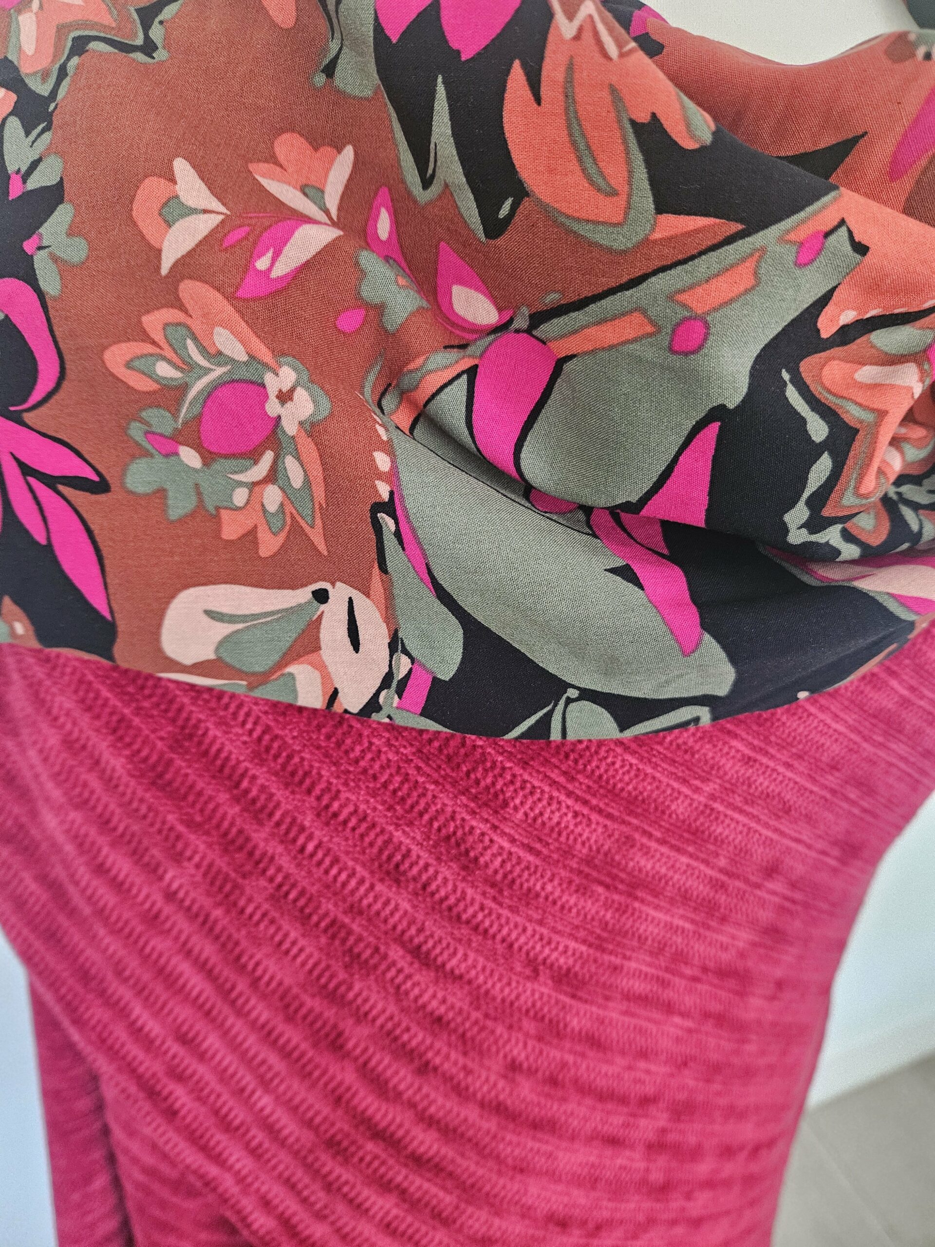 Cape en maille rouge et viscose multicolor – Image 2