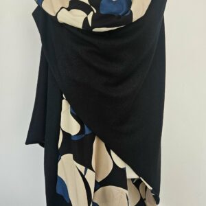 Cape en maille noire et viscose noire, bleue et écrue