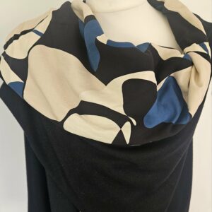 Cape en maille noire et viscose noire, bleue et écrue