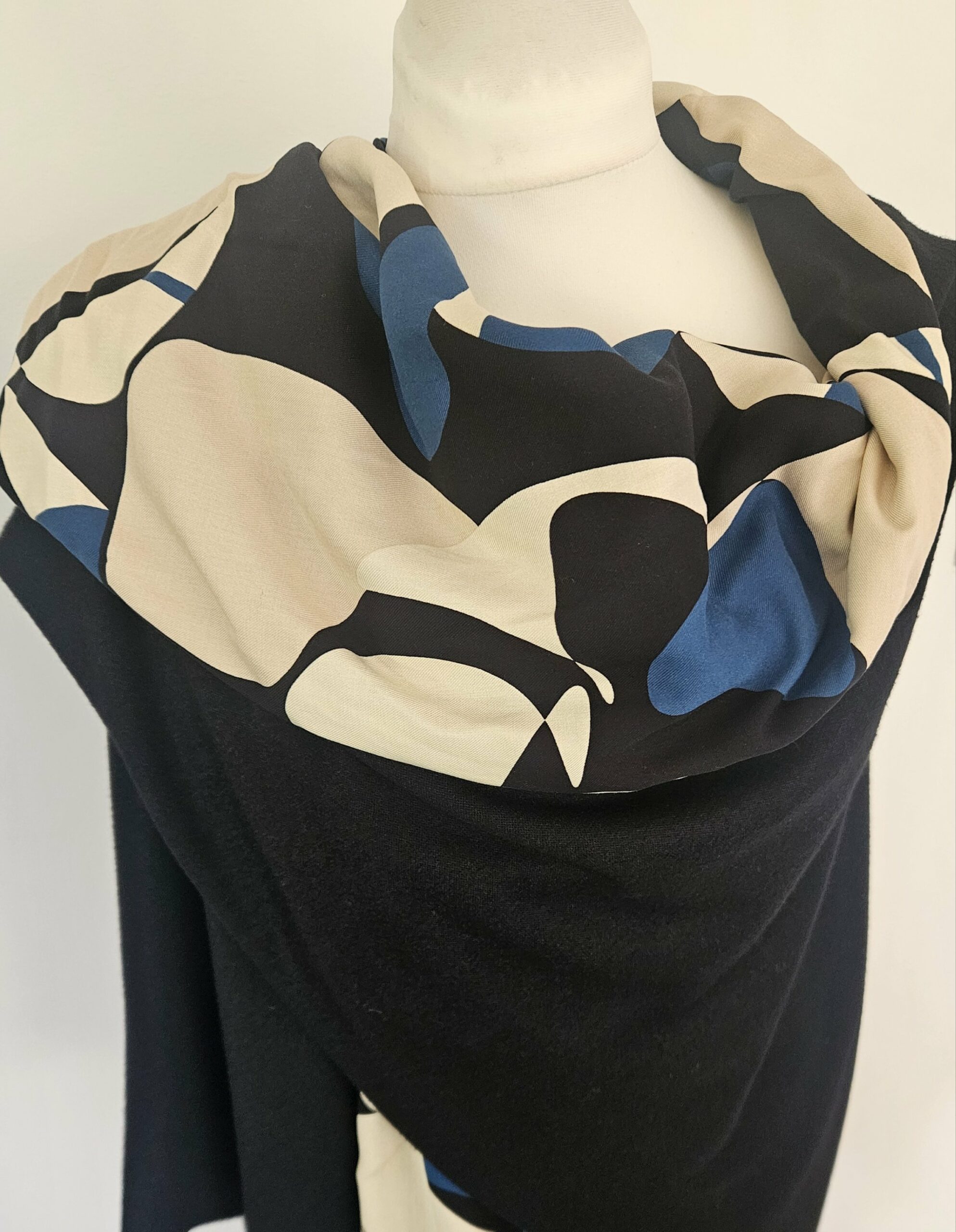 Cape en maille noire et viscose noire, bleue et écrue – Image 2