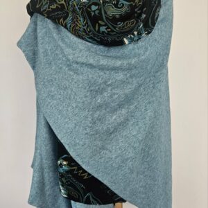 Cape en maille verte claire et viscose fond noir