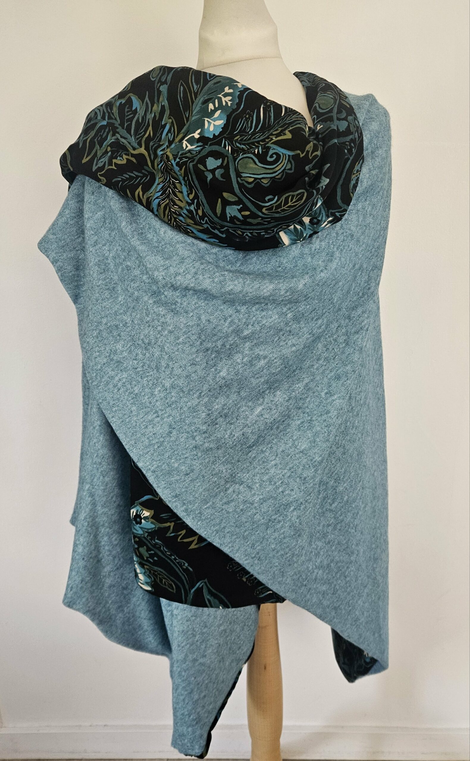 Cape en maille verte claire et viscose fond noir