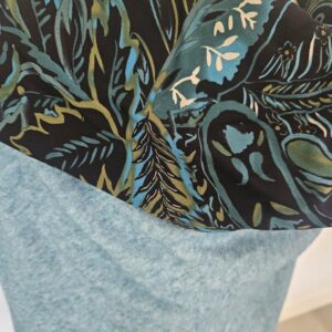 Cape en maille verte claire et viscose fond noir